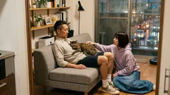 なぜ猫はわざわざ人の上で眠るの？暖かさだけではない「安心」のサイン